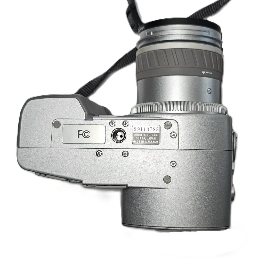 Konica Minolta DiMage 5 3.3 Mega Pixels 7x Optical Zoom Digital Camera POWERS ON